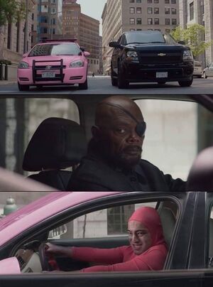 Nick Fury Looks at Pink Guy: Leere Meme Vorlage