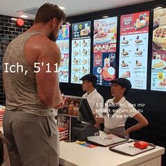 Grosser Typ bestellt bei McDonald's meme #1