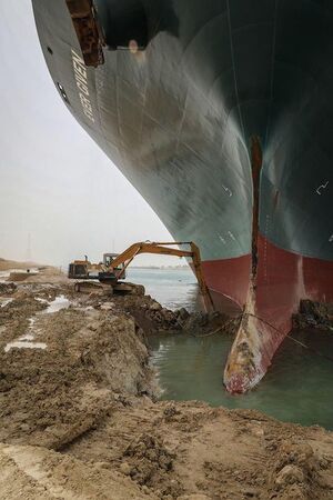 Bagger gräbt Suez-Kanal-Schiff aus: Leere Meme Vorlage